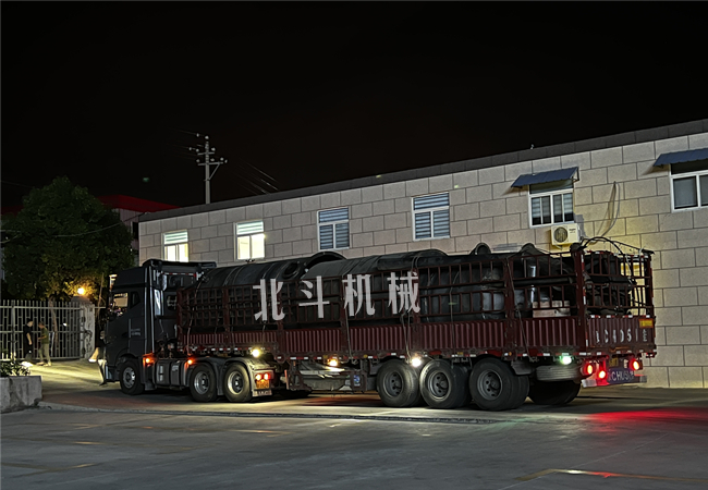 江西客戶定制的到稻殼炭化爐連夜裝車發貨