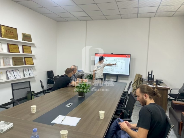 從屏幕對面到面對面,外國客戶來考察炭化爐