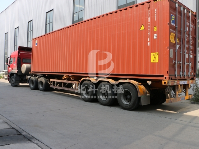 搶抓海外訂單,炭化爐集裝箱裝車(chē)發(fā)貨